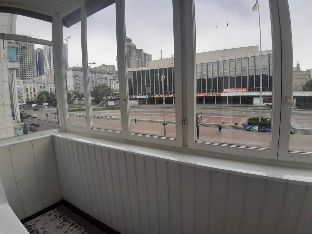 Апартаменты Двухкомнатная вид на Дворец Украина Киев-6