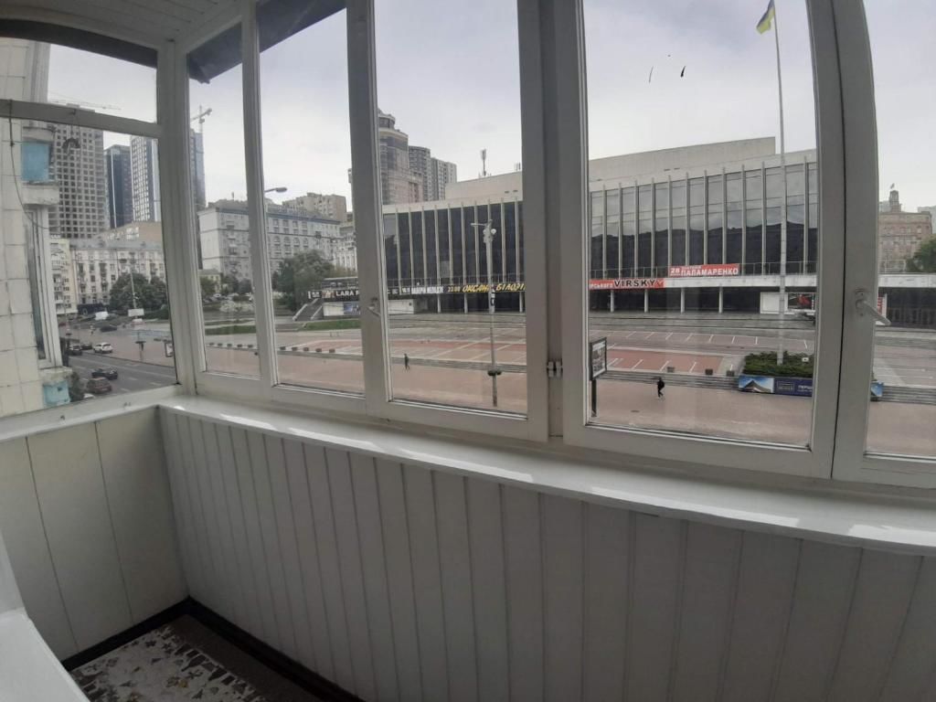 Апартаменты Двухкомнатная вид на Дворец Украина Киев-33